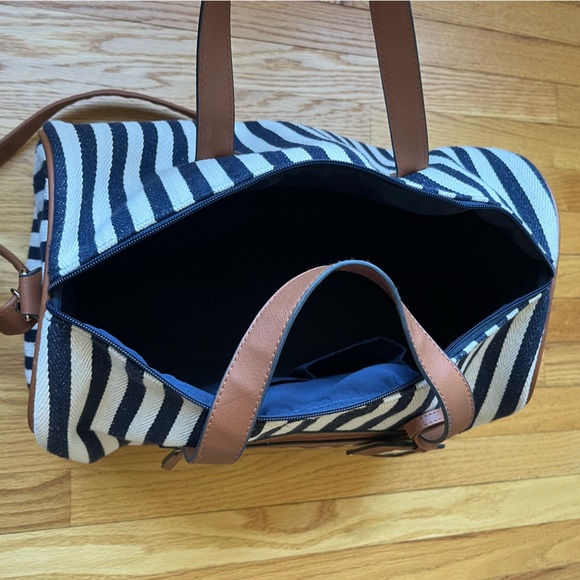 Small Nautical Stripe Weekender 💙🤍 - Picture 3 of 8